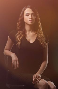 genç güzel beyaz esmer Giydir sandalye üzerinde