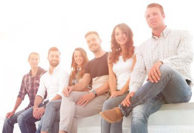 bekleme odasında sandalyelere oturan genç yaratıcı insanlar