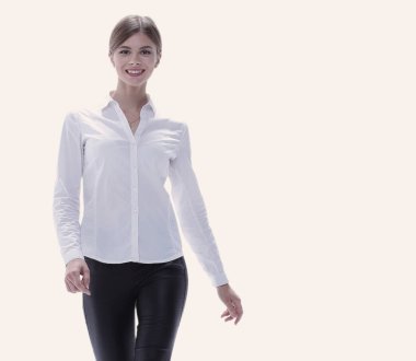 Tarafsız bakış. Tamamen büyümüş. Kendine güvenen genç bir kadın güvenli bir şekilde ilerliyor..