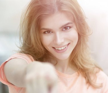 kendinden emin, genç bir kadın el ileri gösterilen closeup.