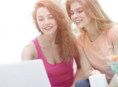 iki öğrenci kız laptop arıyorum ekran otururken 