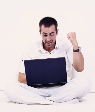 mutlu adam kanepede oturan laptop, çalışma.