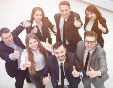 Başarılı bir iş ekibi baş parmak kaldırıyor.