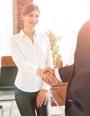 Kadın müdür, müşteriyi el sıkışarak karşılıyor..