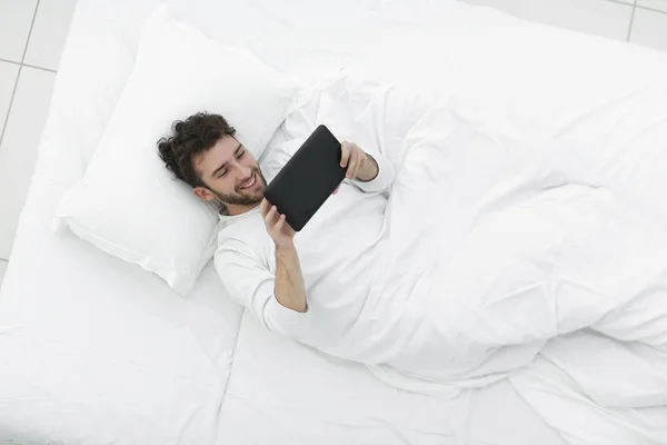 Bakgrundsbild. mannen läser på digitala tablett. — Stockfoto