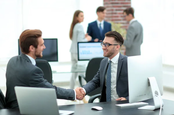 Успешные менеджеры пожимают руки после закрытия сделки в офисе — стоковое фото