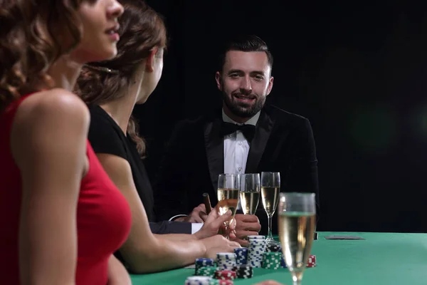 카지노 포커 게임에서 갈색 머리 여자 — 스톡 사진