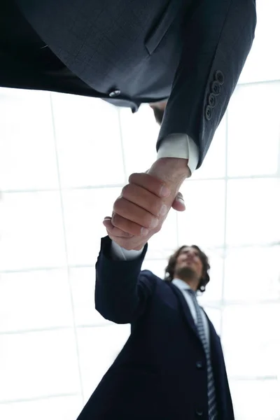 Dos empresarios están tomados de la mano de la cooperación empresarial. —  Fotos de Stock