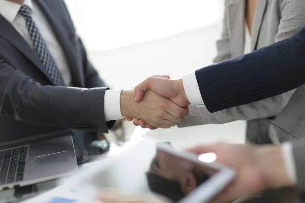 Stretta di mano sicura dei partner commerciali — Foto Stock