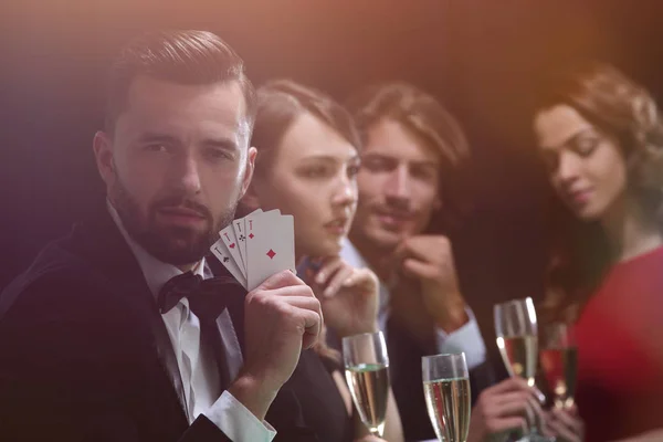Παίκτης του πόκερ που τέσσερις άσους σε σκούρο φόντο — Φωτογραφία Αρχείου
