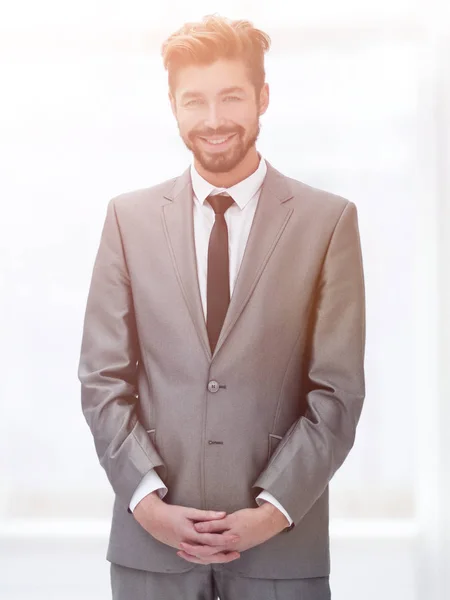 Mladý muž v šedém obleku — Stock fotografie