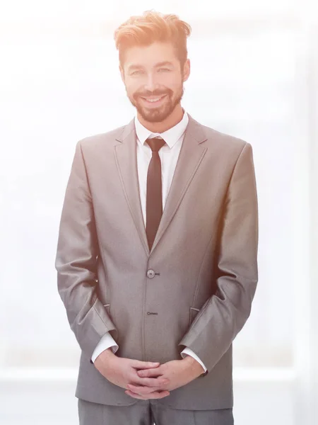 Un joven con un traje gris — Foto de Stock