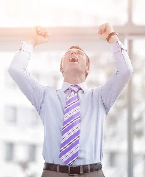 Empresario celebrando con los puños levantados en el aire — Foto de Stock