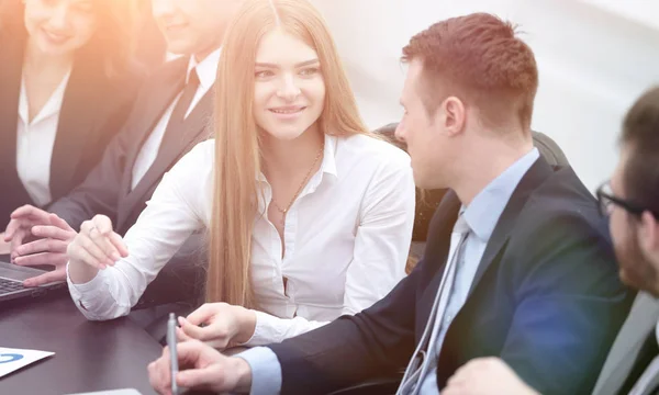 Kollegen diskutieren aktuelle Themen am Schreibtisch — Stockfoto