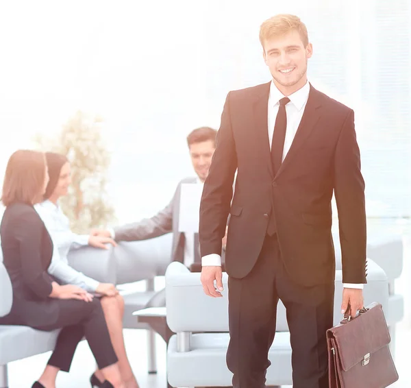 Retrato en pleno crecimiento. un abogado con experiencia fuera de la oficina . — Foto de Stock