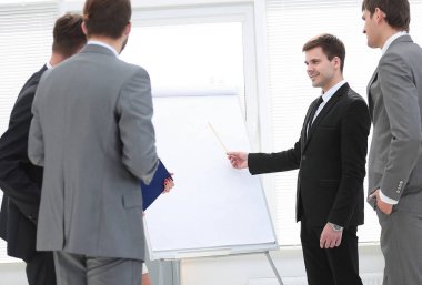 üst düzey yöneticisi yeni projenin sunumunu sağlar