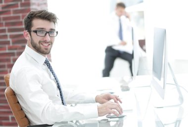 Bulanık arka plandaki başarılı iş adamı