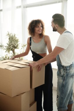 Yeni evliler yeni bir daire kutularına taşımak.
