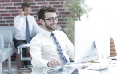 Yöneticisi inşaat üstünde bir bilgisayar