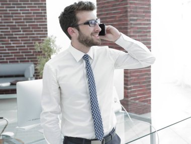 Telefonda bir müşteri Yöneticisi