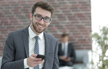 işadamı ile arka plan bulanık Office smartphone