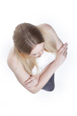 Yukarıdan görüntüleyin. dört gözle başarılı genç iş kadını.