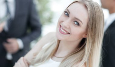 arka planda meslektaşlarının ofiste genç bir kadının yakın çekim.