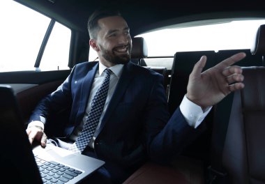 Arabada konuşurken kendinden emin iş adamı