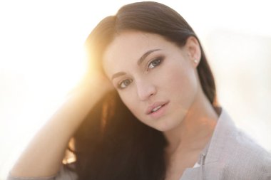 Sevimli genç bir kadın yüzü. yakın çekim