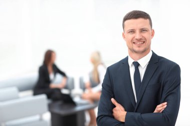 Bulanık arka plandaki başarılı iş adamı