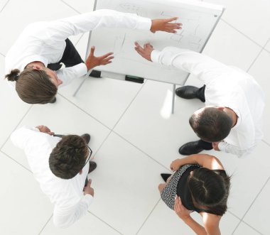 En baştan görüntüleyin. arka plan resmi bir iş takımının yeni fikirler tartışıyor