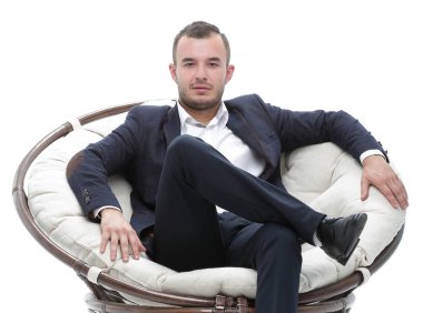 genç işadamı rahat bir sandalyede oturuyor