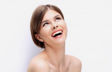 Güzel genç bir kadının yakın plan yüzü..