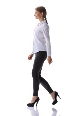 Tarafsız bakış. Tamamen büyümüş. Kendine güvenen genç bir kadın güvenli bir şekilde ilerliyor..