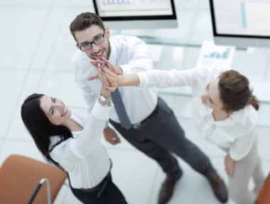 Başarılı iş adamları birbirlerine beşlik çakıyor. .