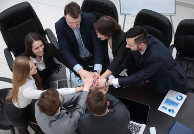 iş takım birlikte masada sıktı elleri ile
