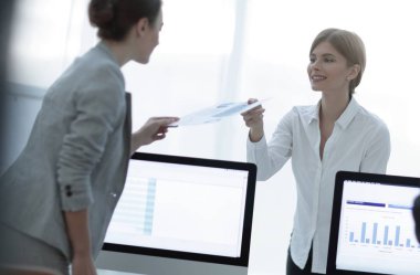 üst düzey yönetici, çalışanın finansal veriler belgeyle teslim.