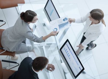 Üst düzey yönetici çalışana mali belgeyi iletir