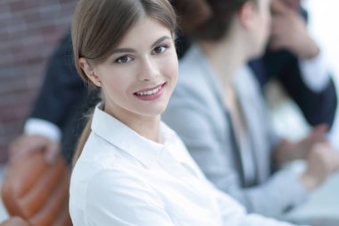 Masada oturan genç bir çalışan.