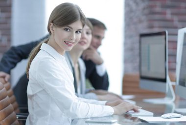 Finansal verileri olan kişisel bilgisayarlar üzerinde çalışan çalışanlar