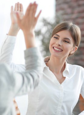 İş ekibinin üyeleri birbirlerine beşlik çakıyor..