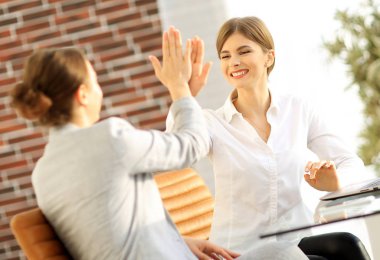 İş ekibinin üyeleri birbirlerine beşlik çakıyor..