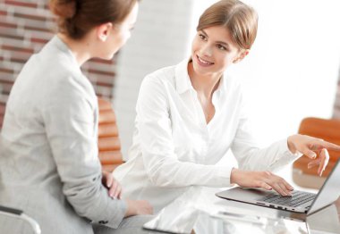 Kadın Yönetici dizüstü bilgisayardan müşteri bilgilerini gösterir..