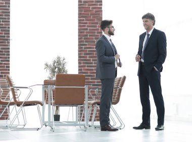 İki şirket yöneticileri iş ofiste söz.