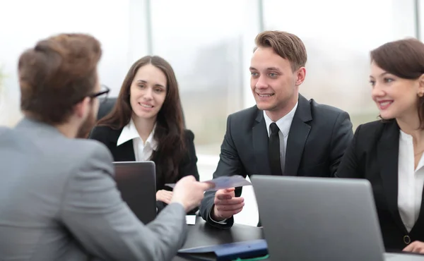 Equipo de negocios realiza un taller — Foto de Stock