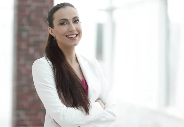 Femme d'affaires sur le fond du bureau — Photo