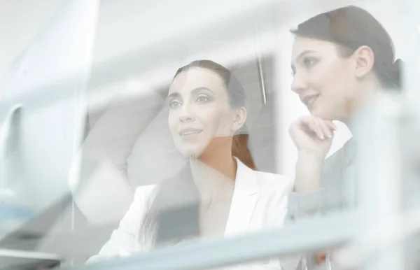 Hinter der Glas.Business-Team sitzt am Schreibtisch — Stockfoto