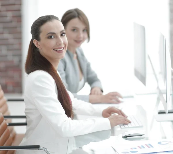 Mitarbeiter des Unternehmens bei der Arbeit am Arbeitsplatz — Stockfoto