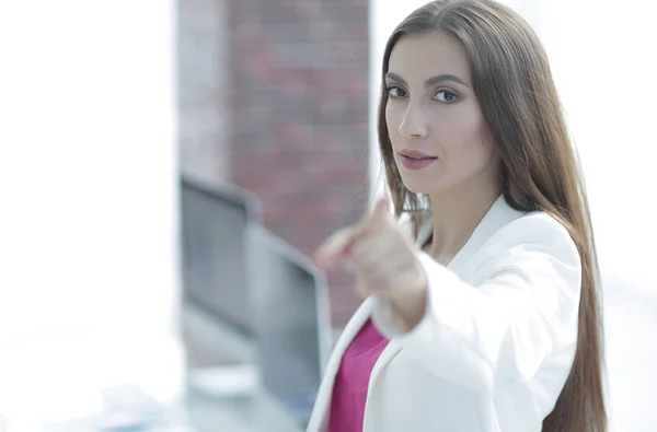 Mujer de negocios confiada señalando el dedo hacia adelante —  Fotos de Stock