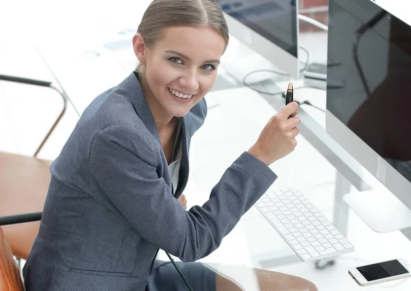 Jonge zakenvrouw werken met financiële documenten — Stockfoto